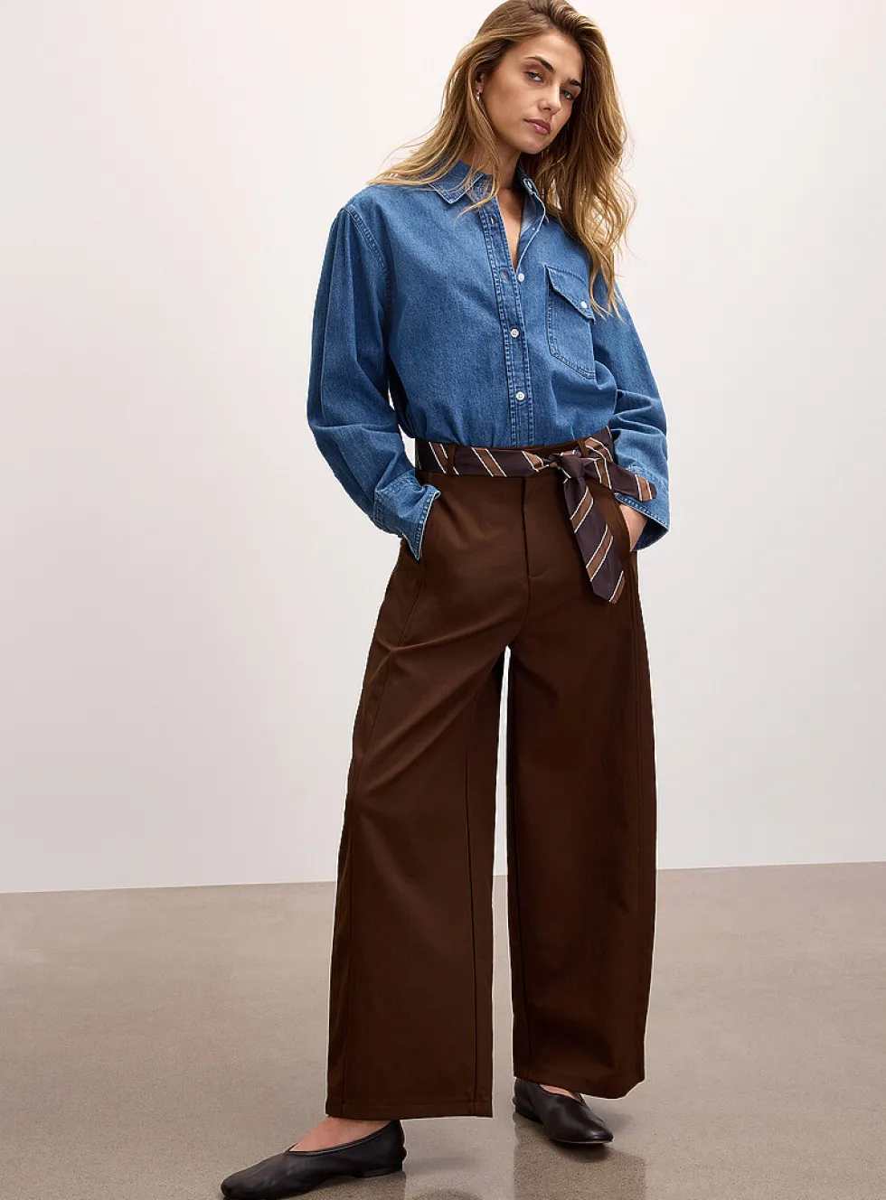 Tie-belt stretch twill barrel-leg pant