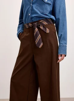 Tie-belt stretch twill barrel-leg pant