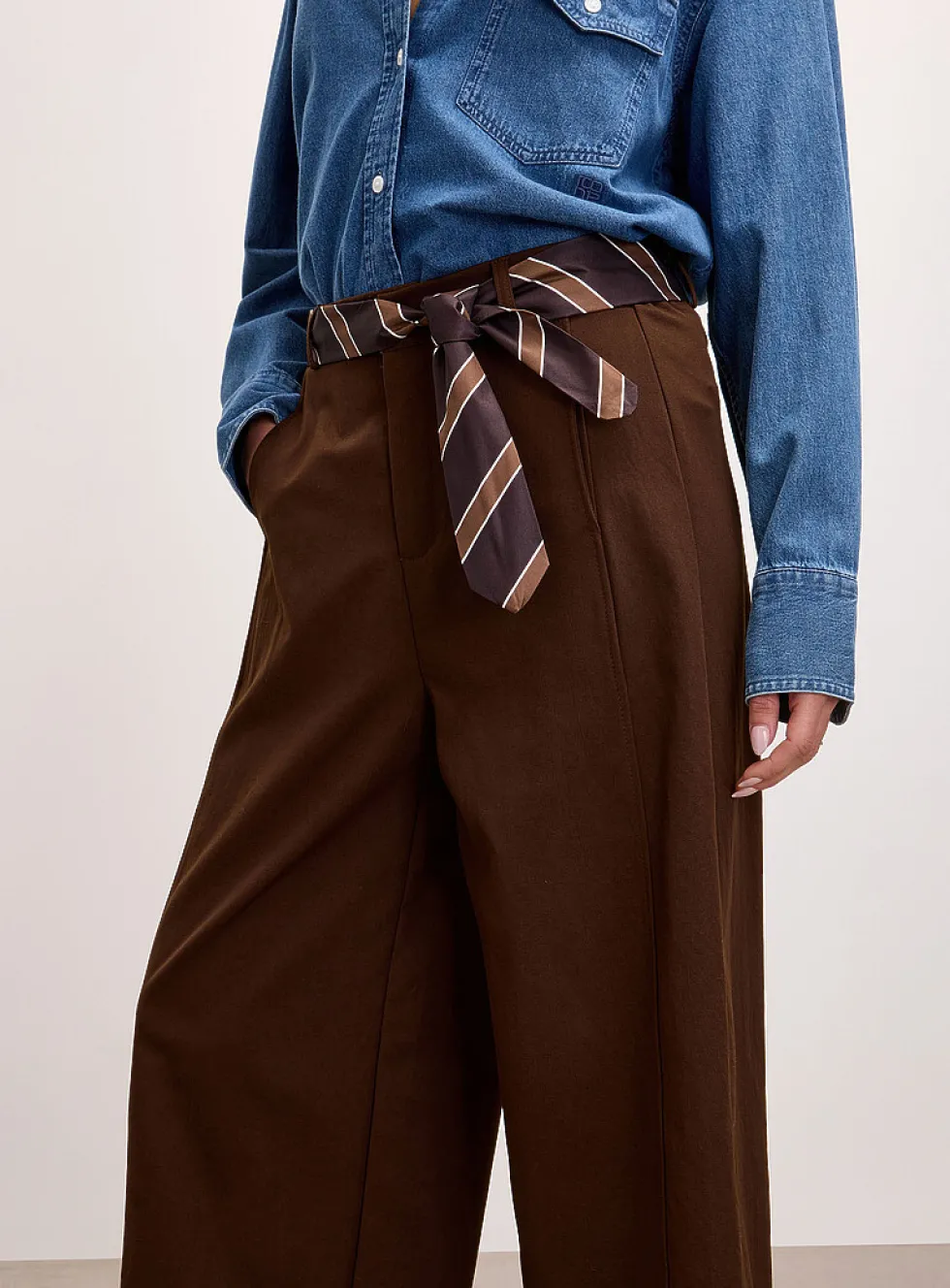 Tie-belt stretch twill barrel-leg pant