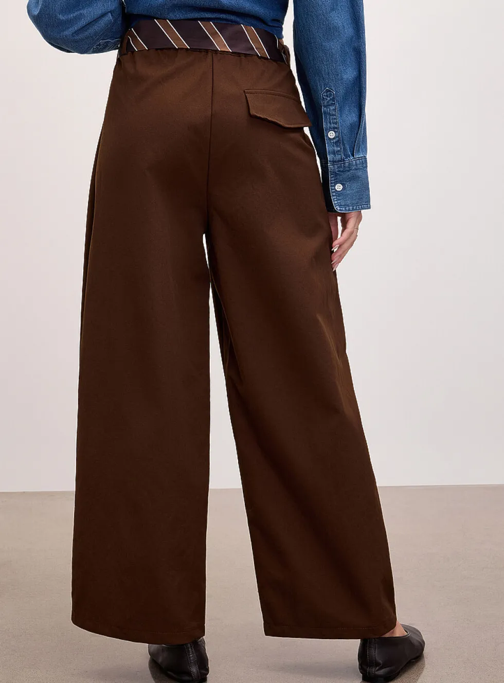 Tie-belt stretch twill barrel-leg pant