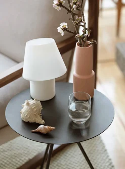 Tilted one-piece table lamp
