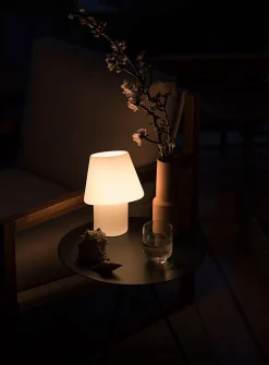 Tilted one-piece table lamp