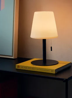 Timeless rechargeable table lamp