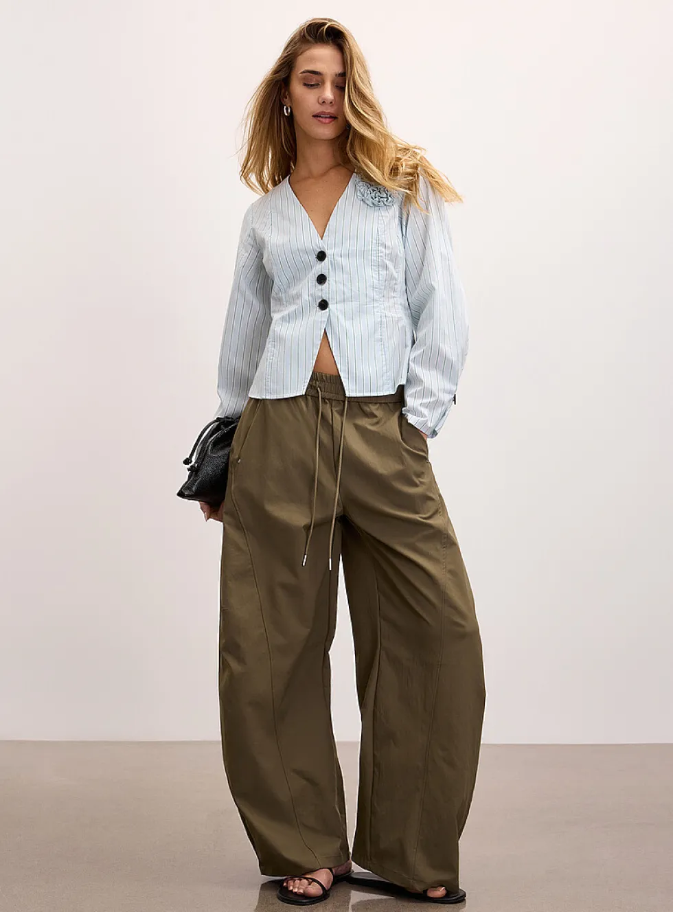 Topstitched details stretch canvas wide-leg pant