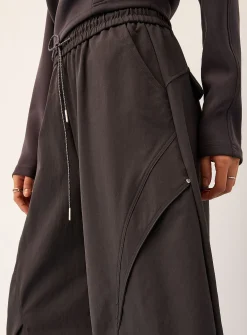 Topstitched-detail stretch canvas barrel pant