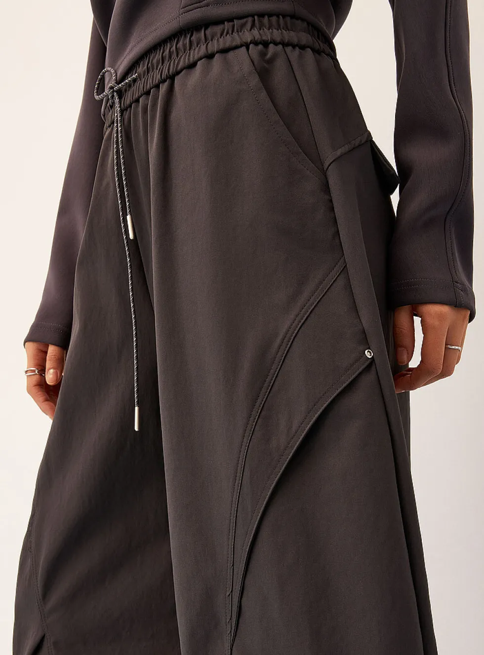 Topstitched-detail stretch canvas barrel pant