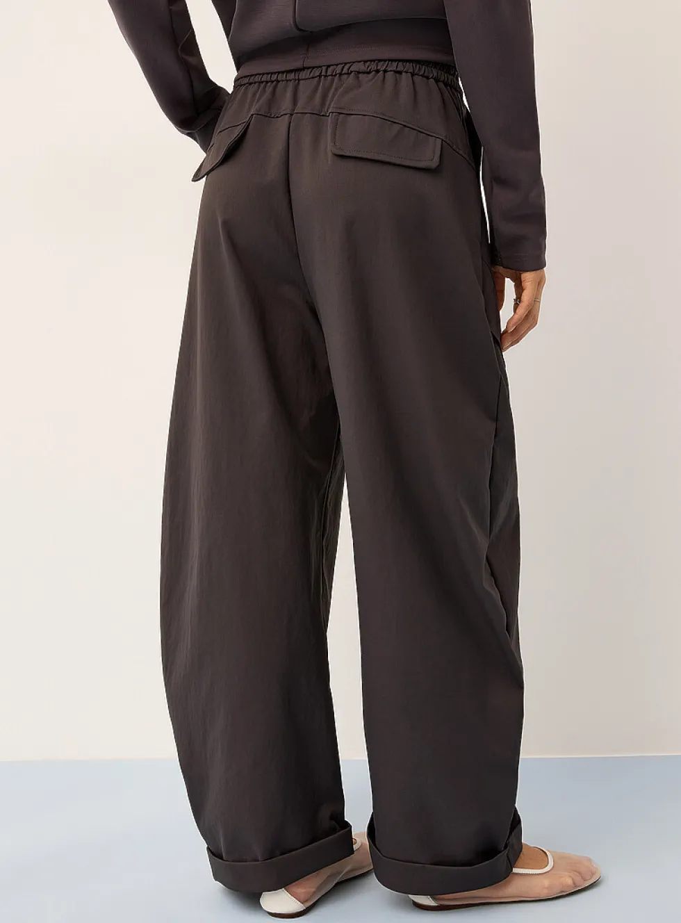 Topstitched-detail stretch canvas barrel pant