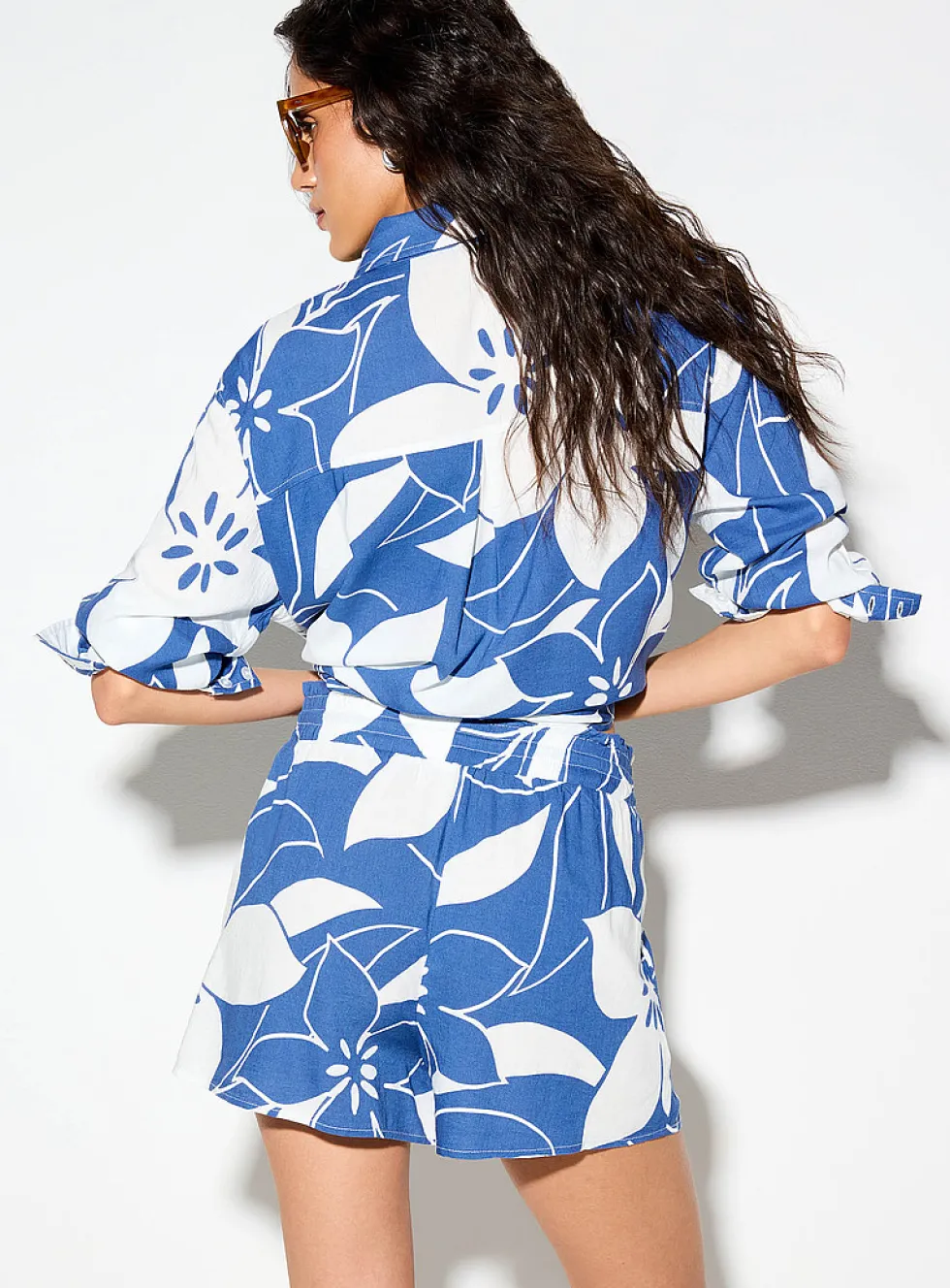 Two-tone hibiscus touch of linen short