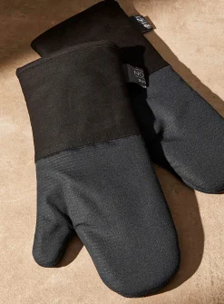 Two-tone oven mitts