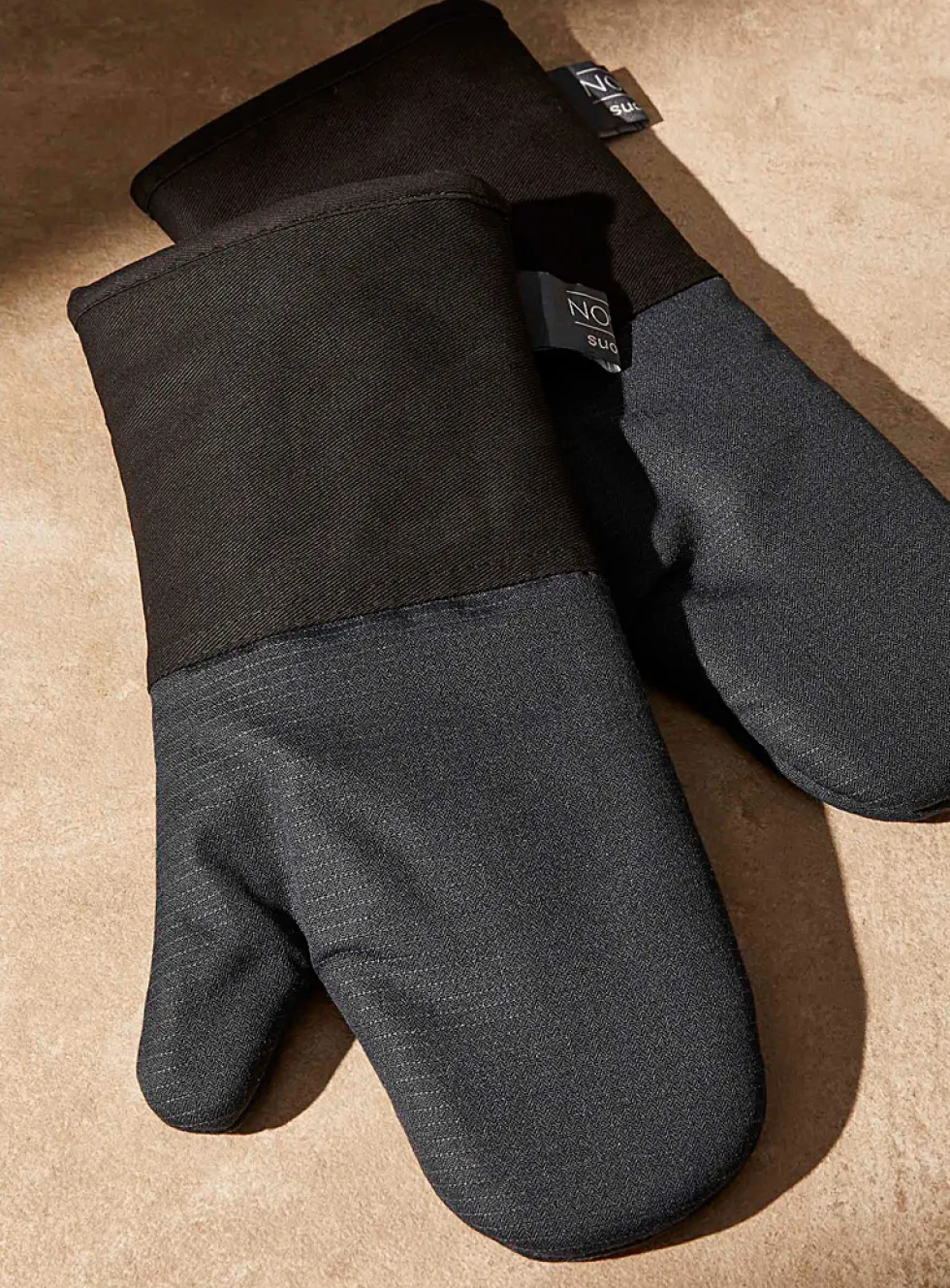 Two-tone oven mitts