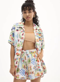 Vacation-pattern gathered high-rise short