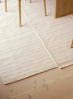 Variation artisanal rug