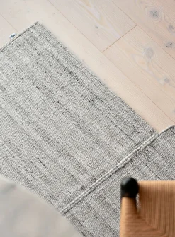Variation artisanal rug