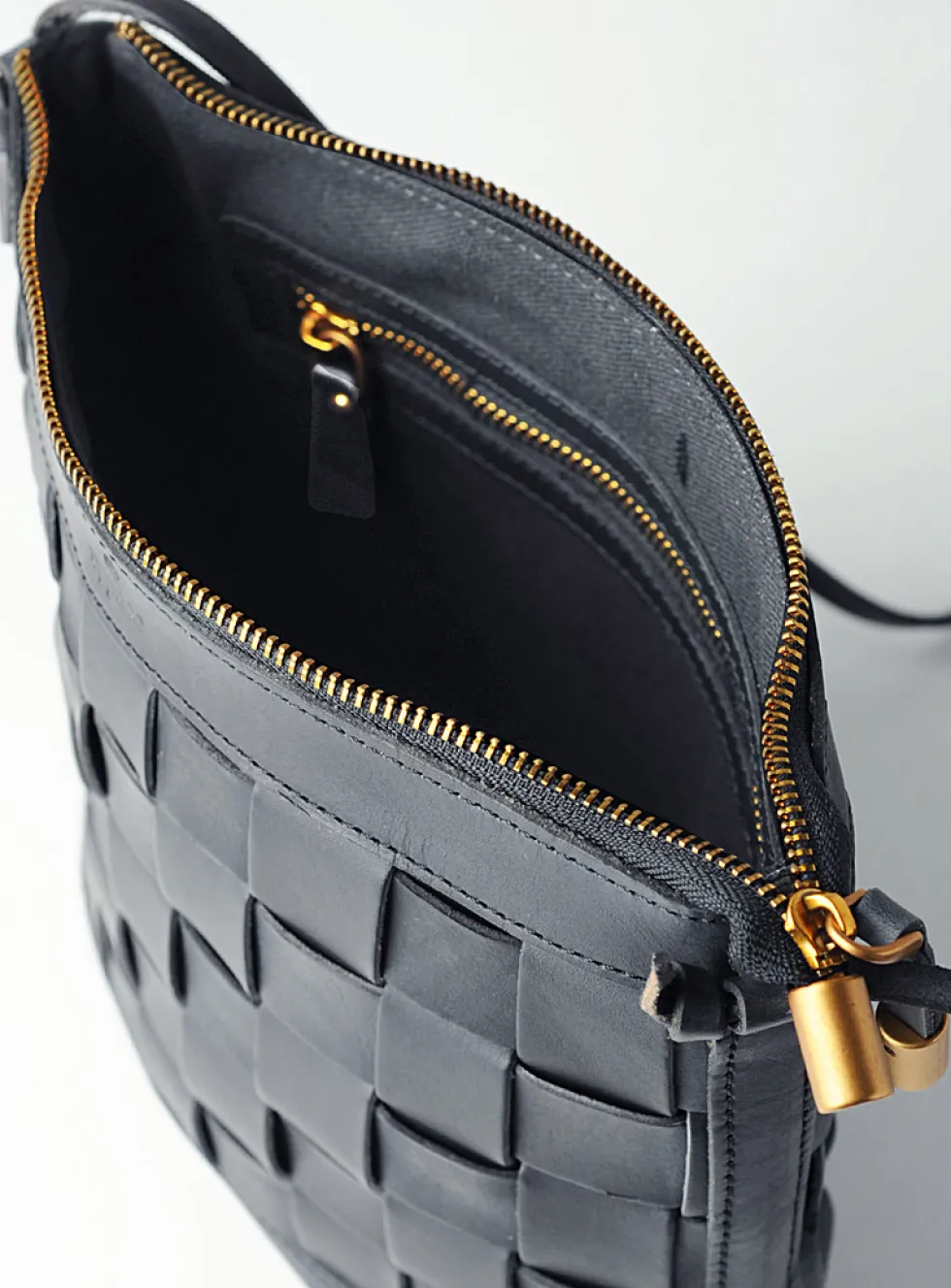 Venture crossbody bag