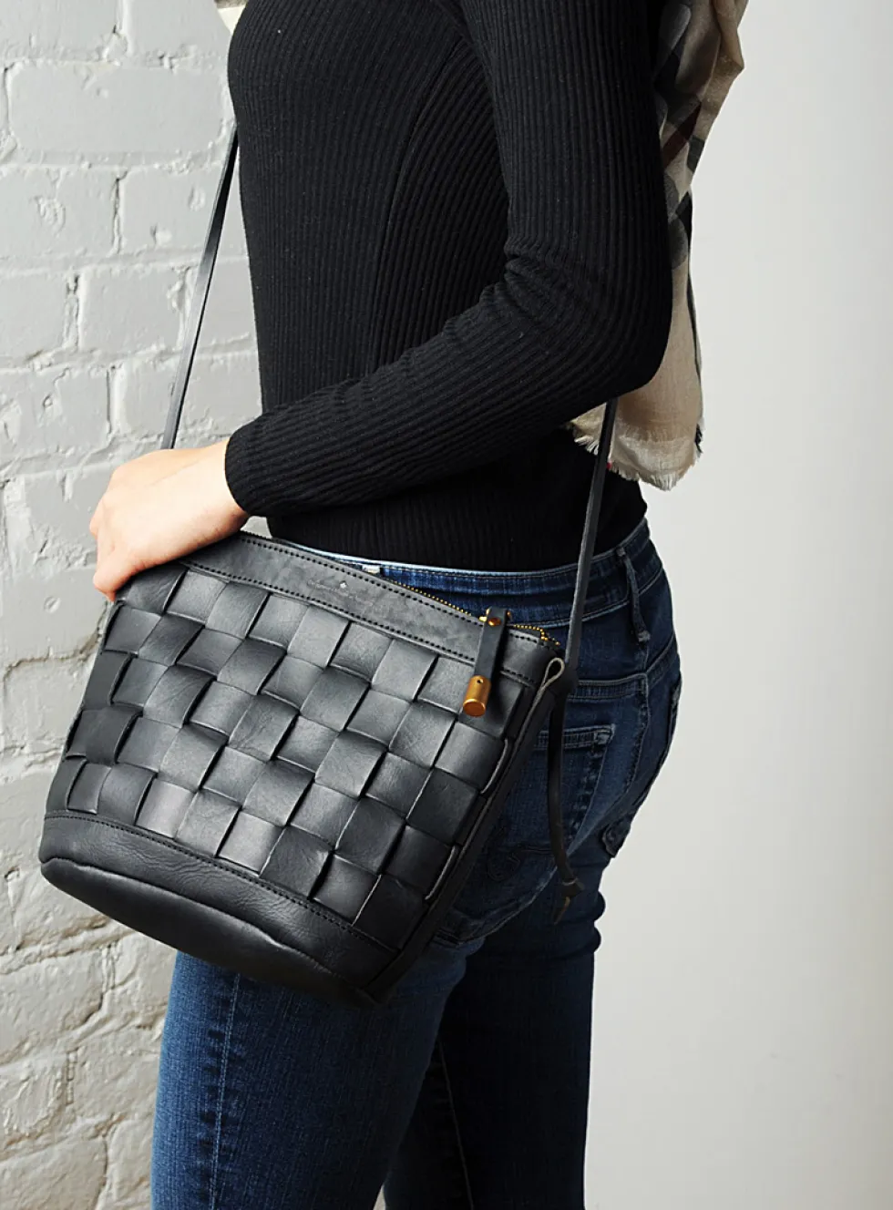 Venture crossbody bag
