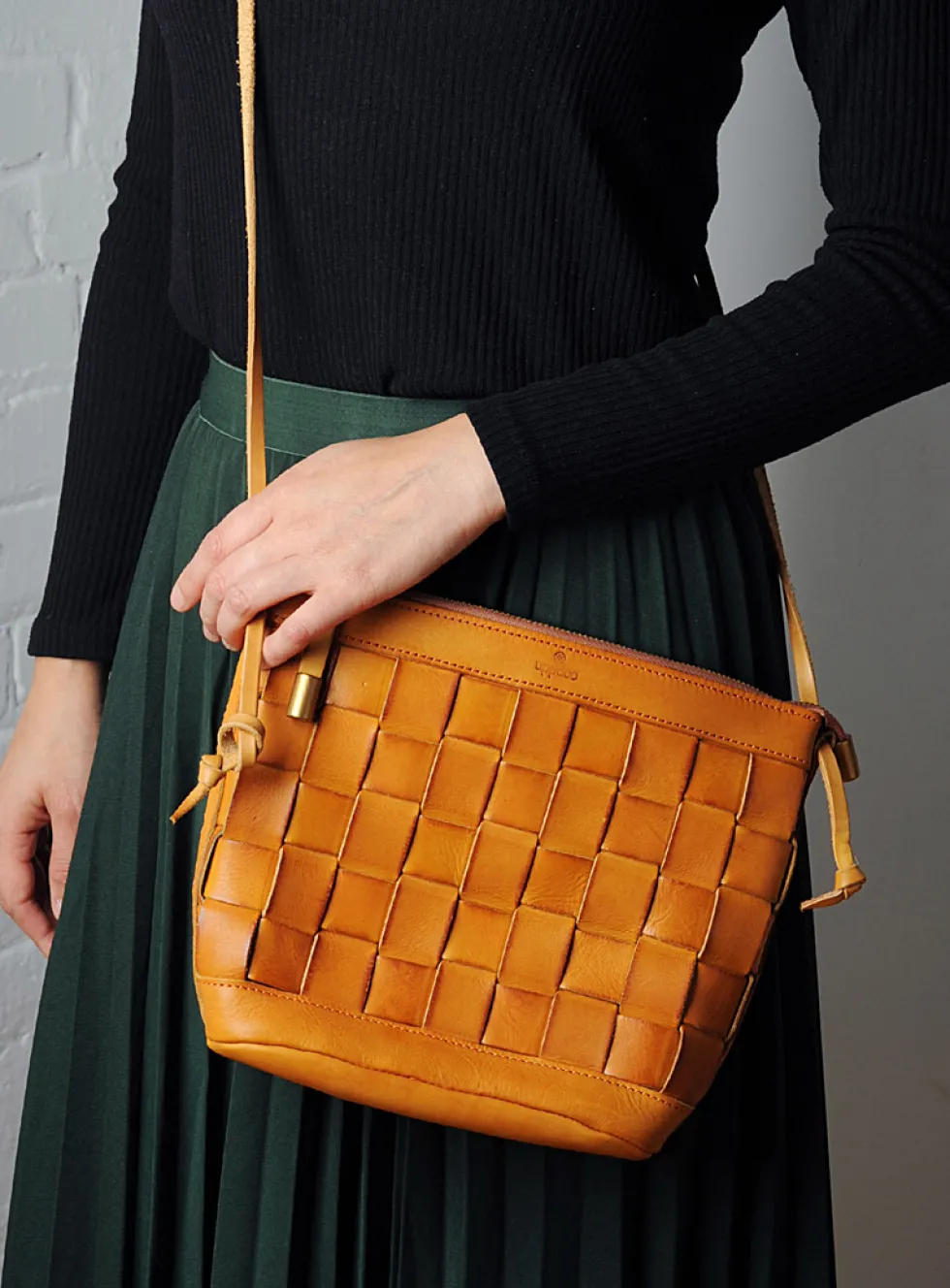 Venture crossbody bag