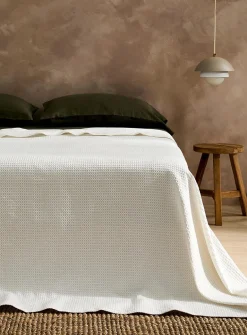 Waffled knit blanket