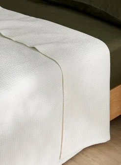 Waffled knit blanket