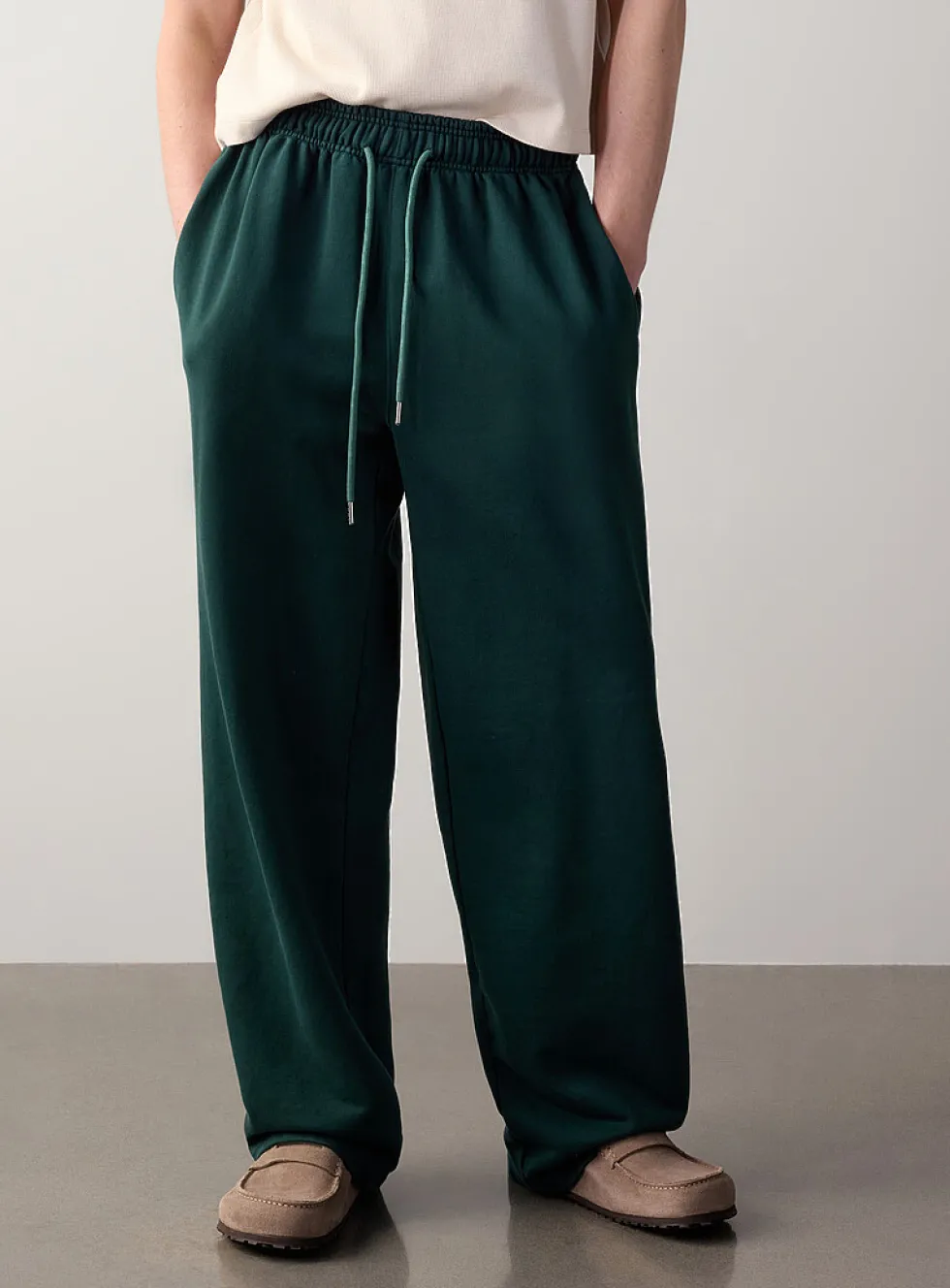 Washed wide-leg sweatpant