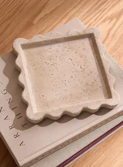 Wavy edge concrete tray