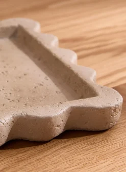 Wavy edge concrete tray