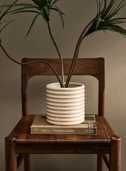 Wavy polished ivory ceramic planter