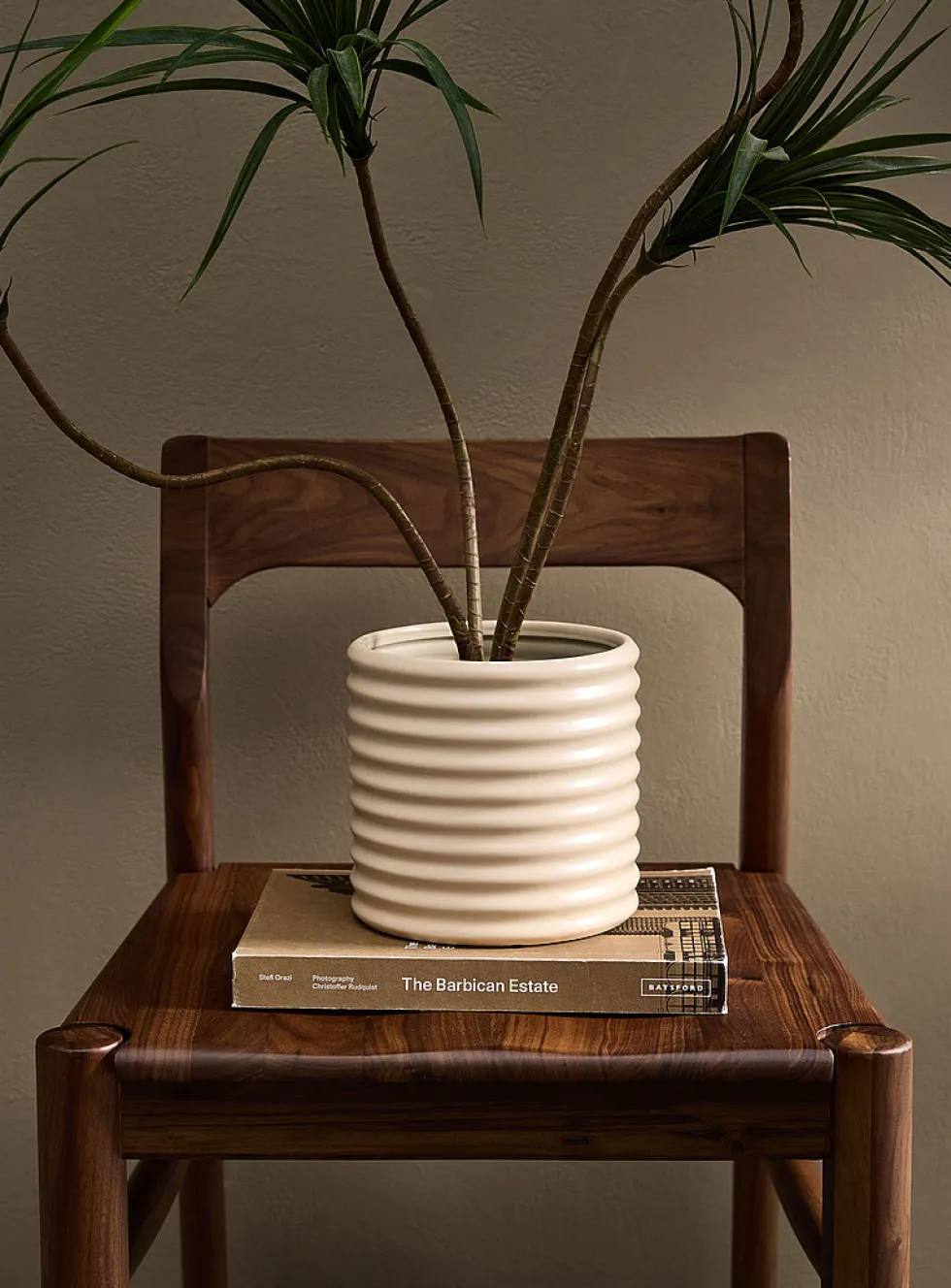 Wavy polished ivory ceramic planter