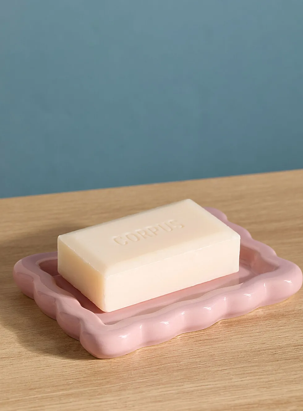 Wavy rectangular soap dish