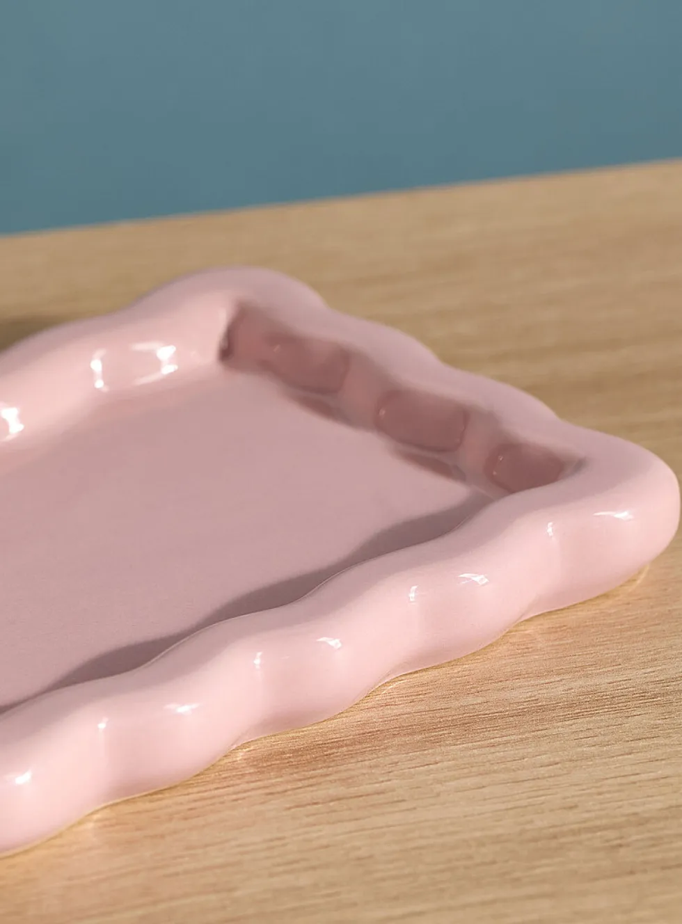 Wavy rectangular soap dish