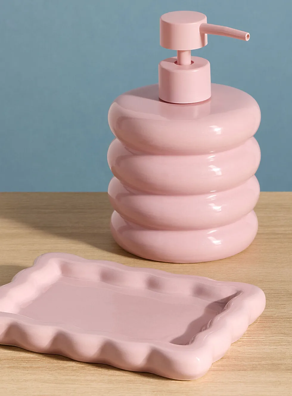 Wavy rectangular soap dish