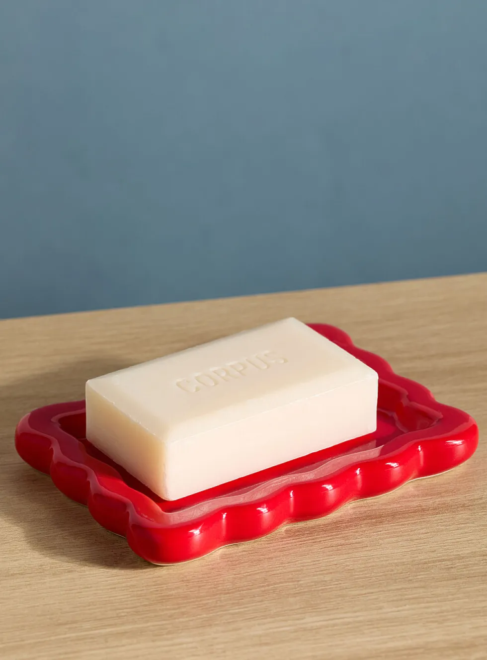 Wavy rectangular soap dish