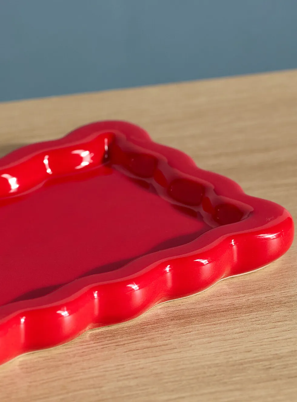 Wavy rectangular soap dish