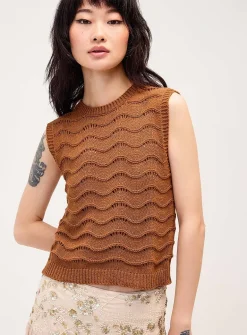 Wavy ribbing sweater vest