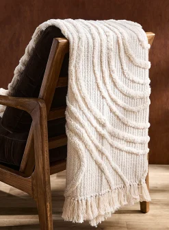 Wavy tufted throw