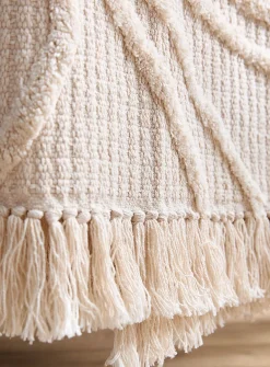 Wavy tufted throw