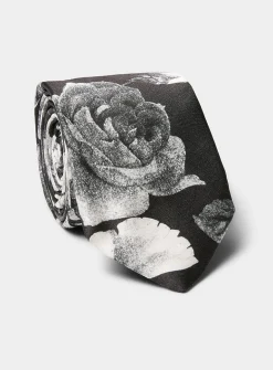 White roses tie