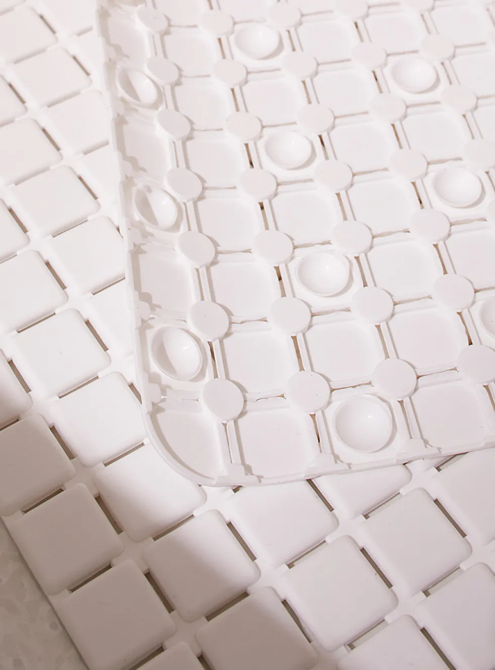 White tiles bath mat