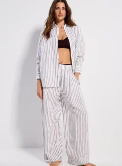 White wide-leg linen pant