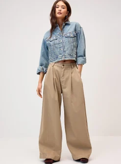 Wide-leg pleated jean