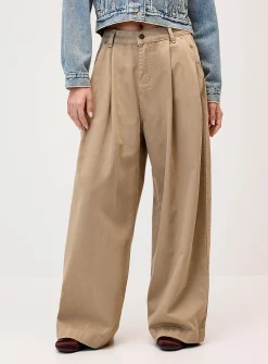 Wide-leg pleated jean