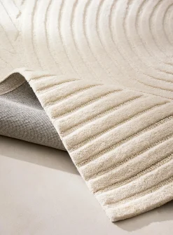 Winding contrast wool artisanal rug