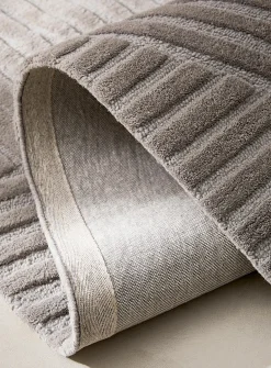 Winding contrast wool artisanal rug