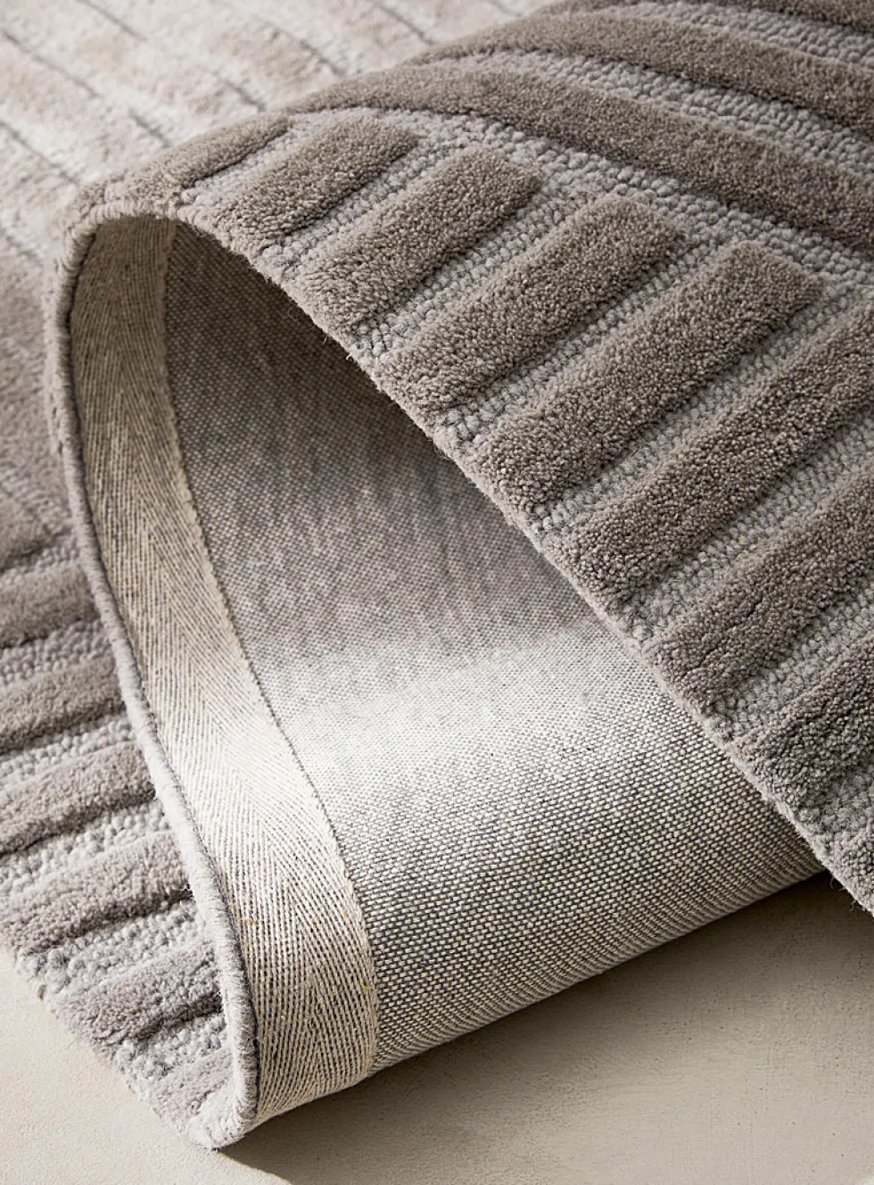Winding contrast wool artisanal rug