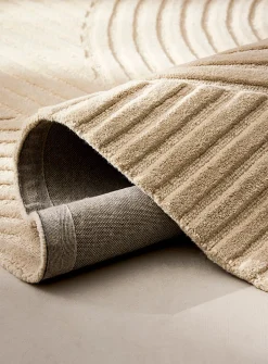 Winding contrast wool artisanal rug