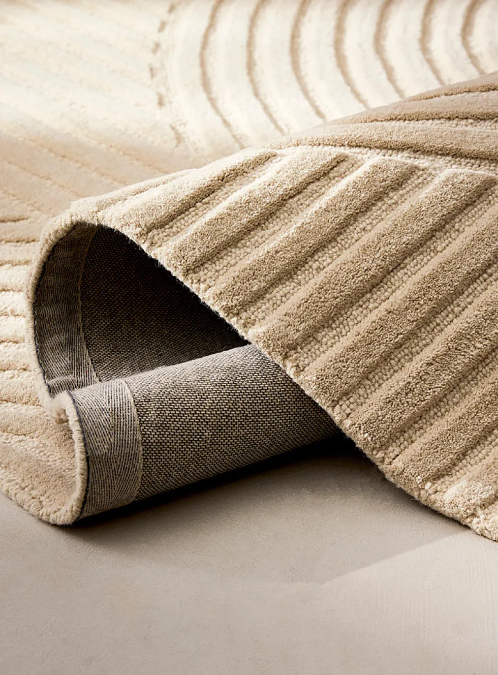 Winding contrast wool artisanal rug