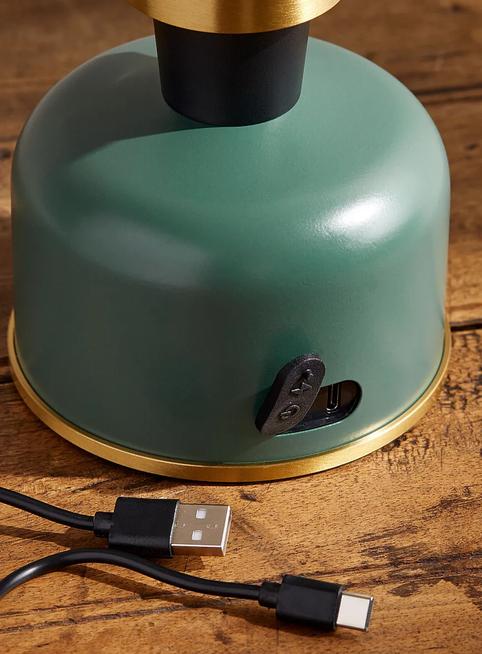 Wireless indoor-outdoor lantern