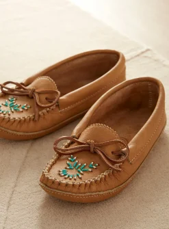 Yänonchia' (home) moccasins