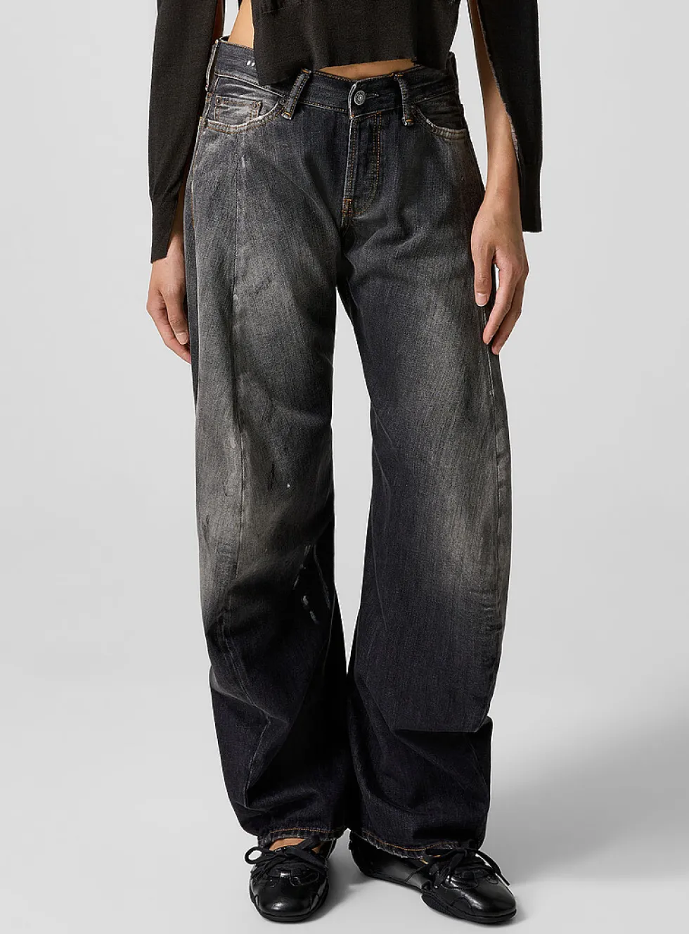 2006 distressed barrel-leg jean