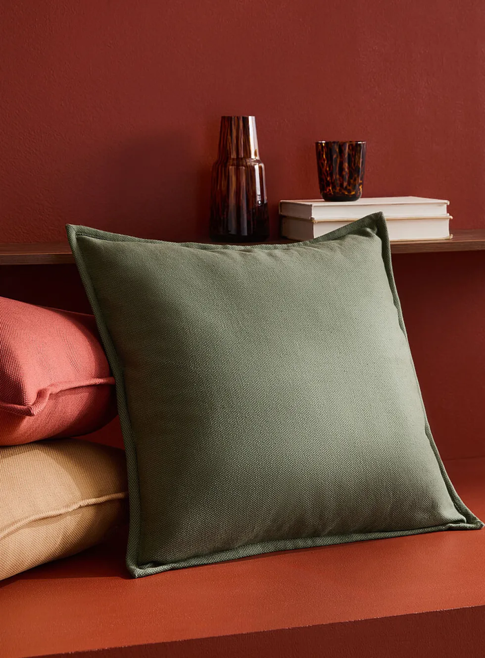 Basket weave knit removable-cover cushion
