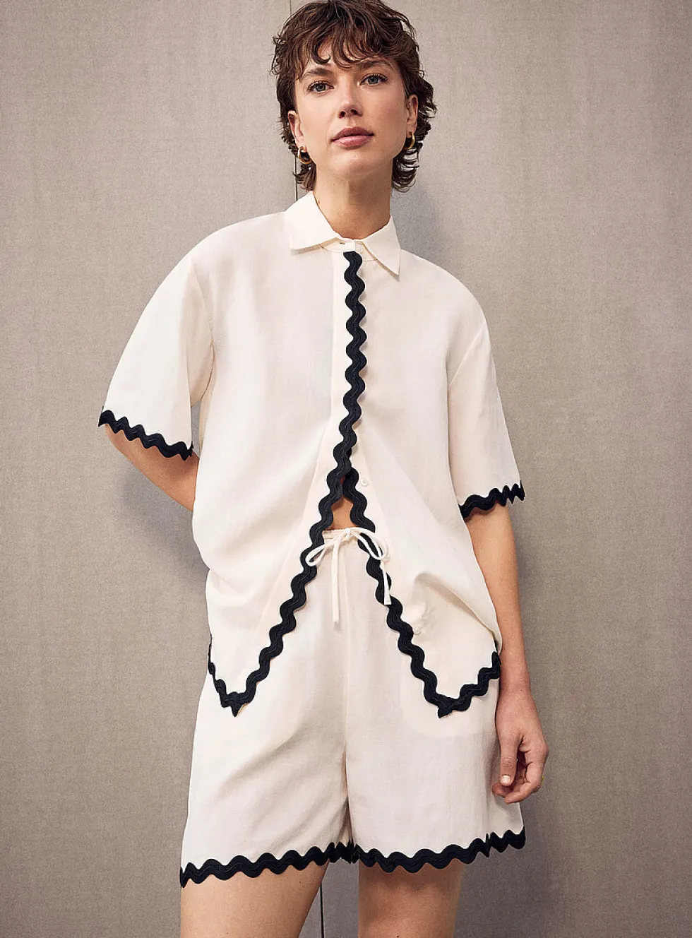 Camule wavy piping loose shirt
